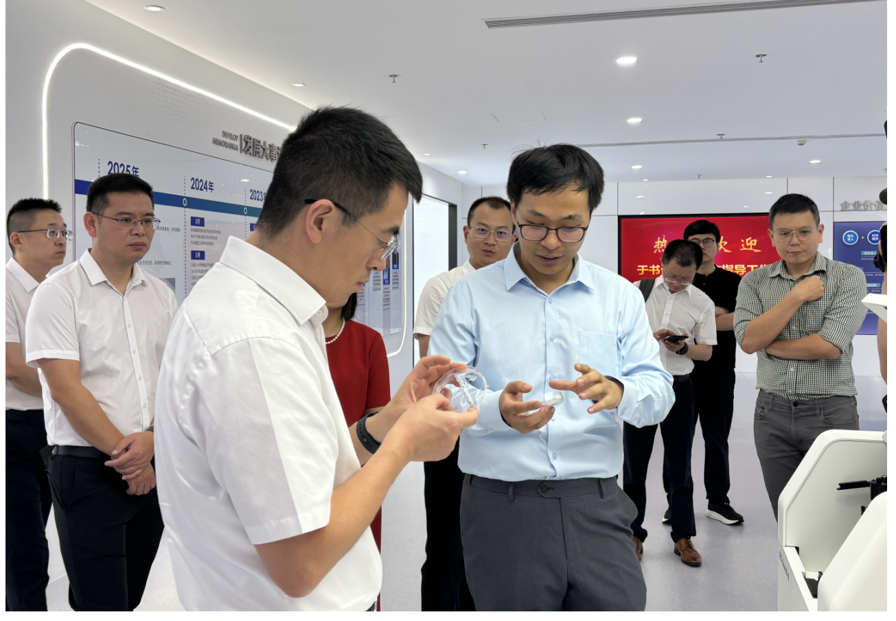 桐乡市市委书记于会游一行领导莅临我司开展专题调研(图2)